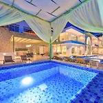 فيلة Calikusu Magnificent Ultraluxury *